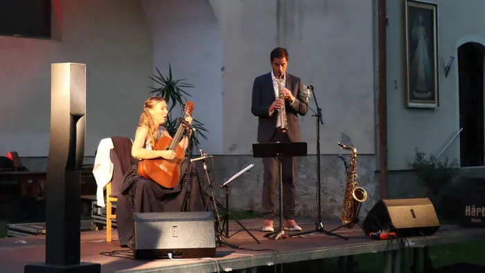 Julia Malischnig und Edgar Unterkirchner, Gitarre und Saxophon, Kärntnerlieder und internationale Rhythmen auf einer Bühne vereint.