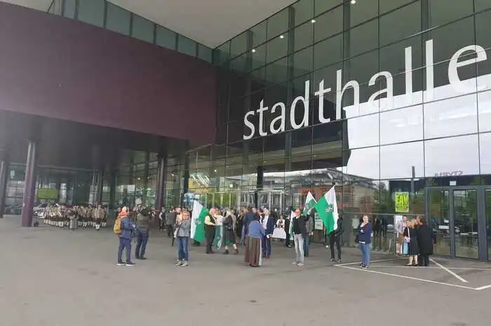 ... gegenüber startet am Vormittag der Landesparteitag der FPÖ.