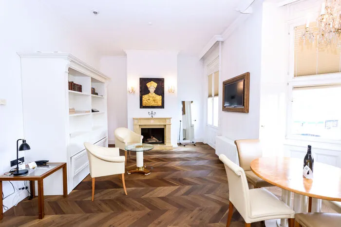 Eigentlich besteht die Suite aus zwei Zimmern, die man auch getrennt buchen kann. Eines dient als Salon. Aus dem Kasten kann man aber auch ein Doppelbett hervorzaubern.