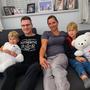 Familie Mrak mit Teddybären, die die Kinder vom Roten Kreuz geschenkt bekamen