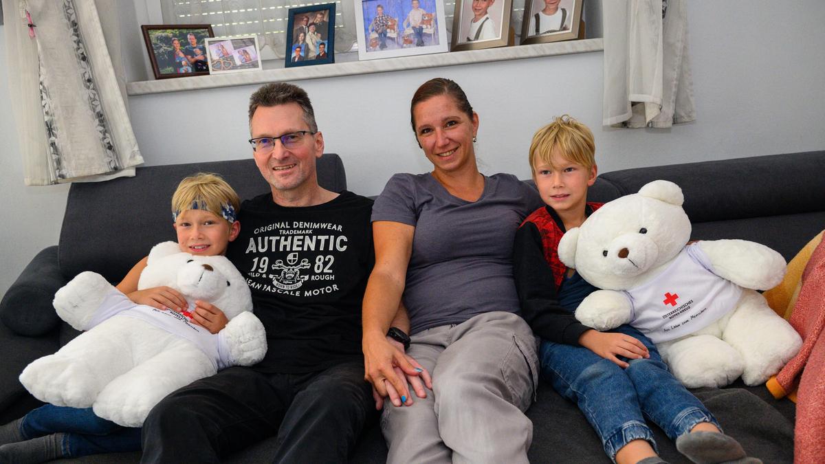 Familie Mrak mit Teddybären, die die Kinder vom Roten Kreuz geschenkt bekamen