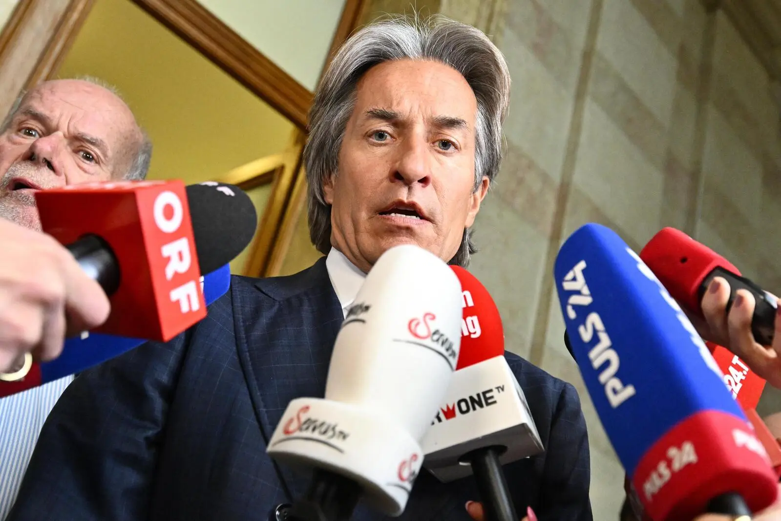 Bald elektronischer Hausarrest?: Ex-Finanzminister Grasser stellt Antrag  auf Fußfessel