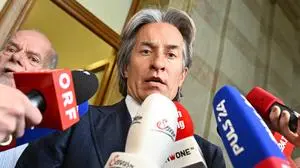 ABD0078_20250325 - WIEN - ÖSTERREICH: Karl Heinz Grasser am Dienstag, 25. März 2025, nach der Urteilsverkündung in der Causa Buwog/Grasser am OGH in Wien. - FOTO: APA/HANS KLAUS TECHT