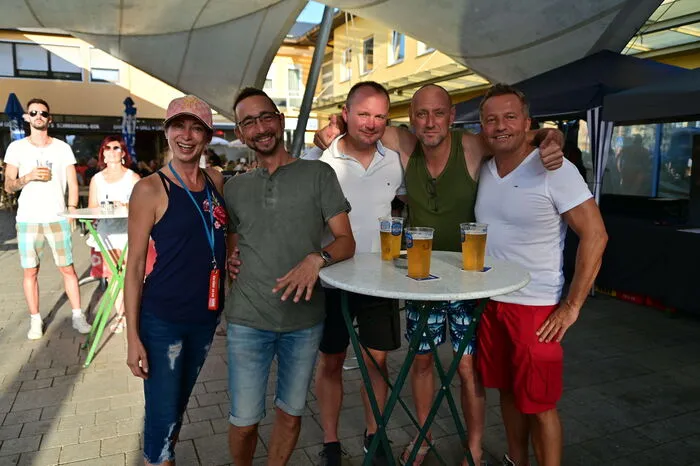 Die sechsköpfige Band knallte die Ramazzotti-Hits im Dauerfeuer in die laue Nacht und für Leadsänger Gero Calino und Sängerin Gabriella Favaro gab es vom begeisterten Publikum tosenden Applaus.