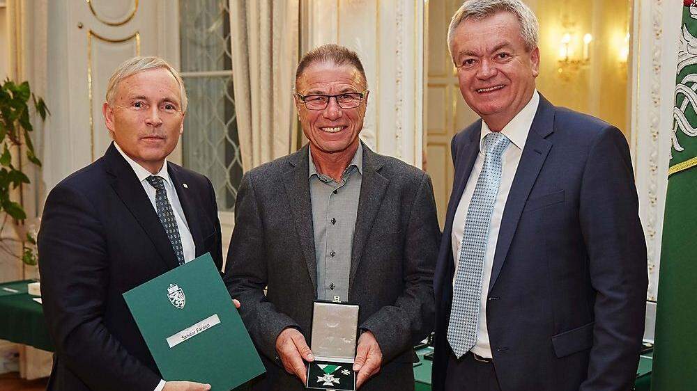 Sandor Farago (M.) nahm in Graz das Ehrenzeichen in Silber entgegen