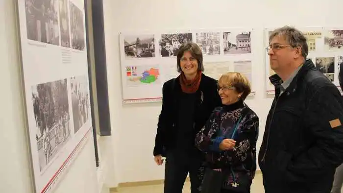 Zahlreiche Gäste besuchten die Ausstellungseröffnung, darunter auch der britische Militärattaché Graham Townsend.