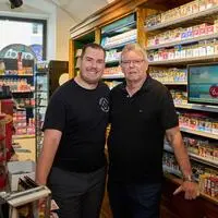 Hannes mit Papa Günther Hubel in ihrer Trafik in Klagenfurt