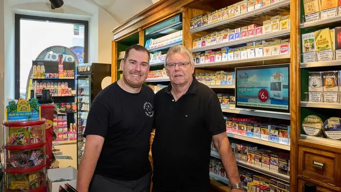 Hannes mit Papa Günther Hubel in ihrer Trafik in Klagenfurt