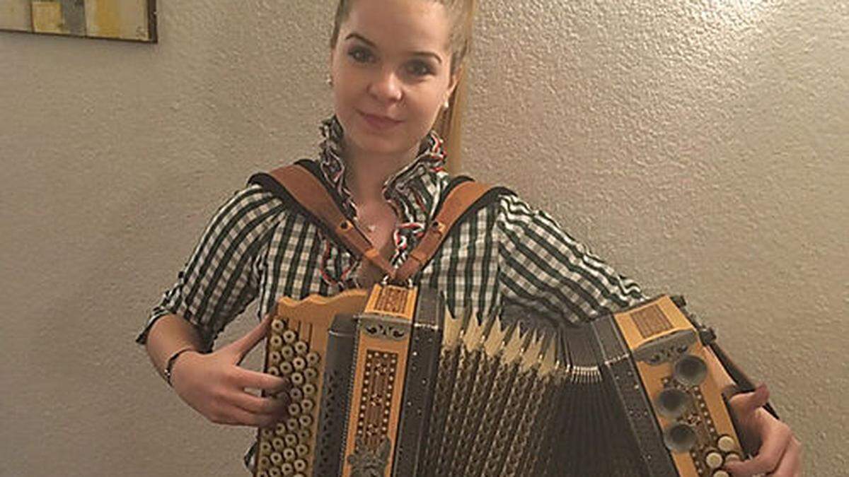 Die Bad St. Leonharderin Anna Lena Kois ist mit ihren 18 Jahren die jüngste Harmonikamacherin Österreichs