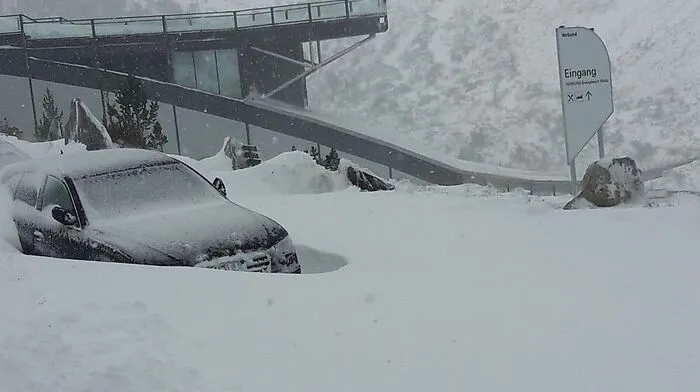Gäste in Berghotel von Schneemassen eingeschlossen