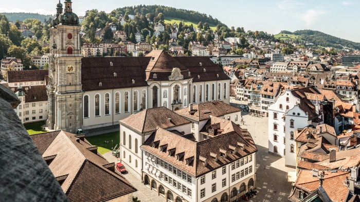 Der Stiftsbezirk St.Gallen mit der imposanten Kathedrale wurde 1983 in die UNESCO Welterbe-Liste aufgenommen. Man sollte unbedingt in die Kathedrale auch hineingehen.