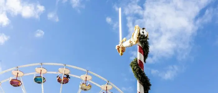 Die Marktfreyung. Im Hintergrund sieht man ein Riesenrad.