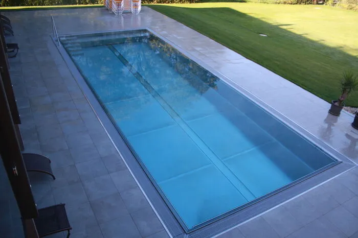 Der Pool misst 12 x 5 Meter