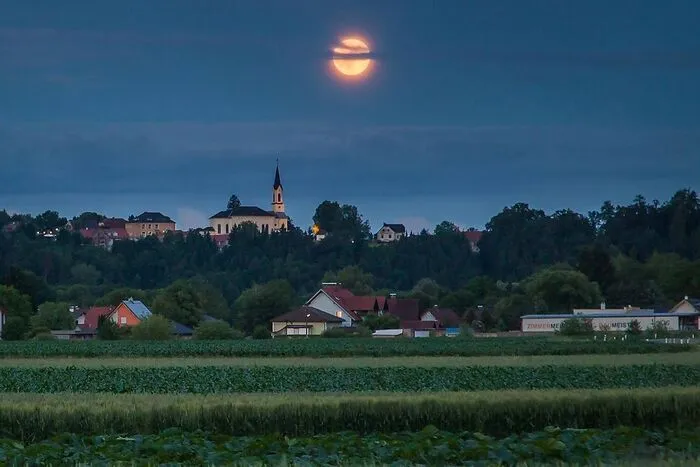 Wunderschön erstrahlte der Mond über der Kirche von St.Johann.