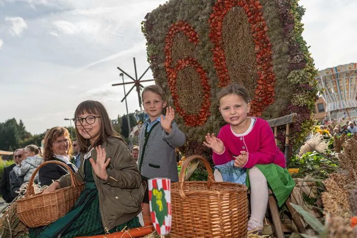 Wein, Musik, Trachten und ein spektakulärer Umzug mit üppig mit Blumen geschmückten Festwagen machten das Gamlitzer Weinlesefest zu einem herbstlichen Höhepunkt.