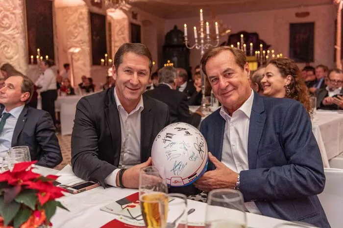 Dabei gab es zahlreiche besondere Exponate zu ersteigern, wie diesen Skihelm mit den Autogrammen der ÖSV-Asse den Franco Foda und Rudi Roth hier herzeigen.