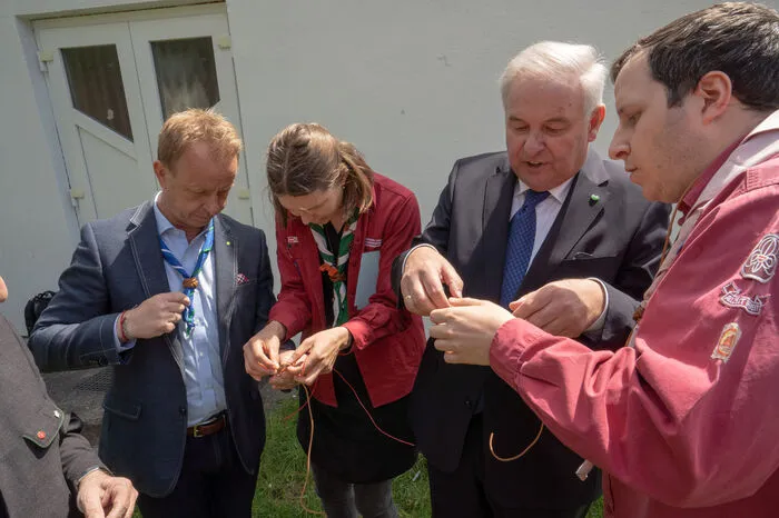 Schützenhöfer betonte, wie wichtig das Engagement von Kindern und Jugendlichen in Vereinen, wie beispielsweise den Pfadfindern ist. „Das neue Pfadfinderhaus in Trofaiach ist weit mehr als nur ein Heim für die Pfadfinder, es ist ein Ort an dem das Miteinander gelebt wird und ein Haus, das auch Gästen offen steht. Ich wünsche den Pfadfinderinnen und Pfadfindern viel Freude mit ihrer neuen Heimstätte und danke allen, die sich in der Pfadfindergruppe engagieren, für ihren ehrenamtlichen Einsatz″, so der Landeshauptmann.