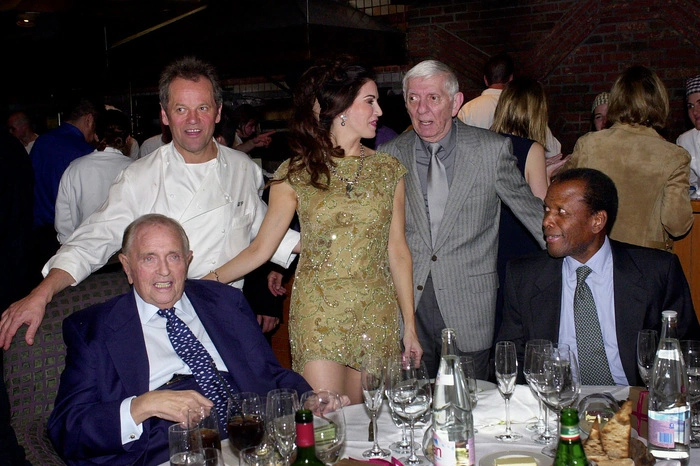 Puck mit Barbara Lazaroff und Produzent Aaron Spelling 2000 im Sapgo. Am Tisch sitzen Financier Marvin Davis und Hollywoodlegende Sidney Poitier.