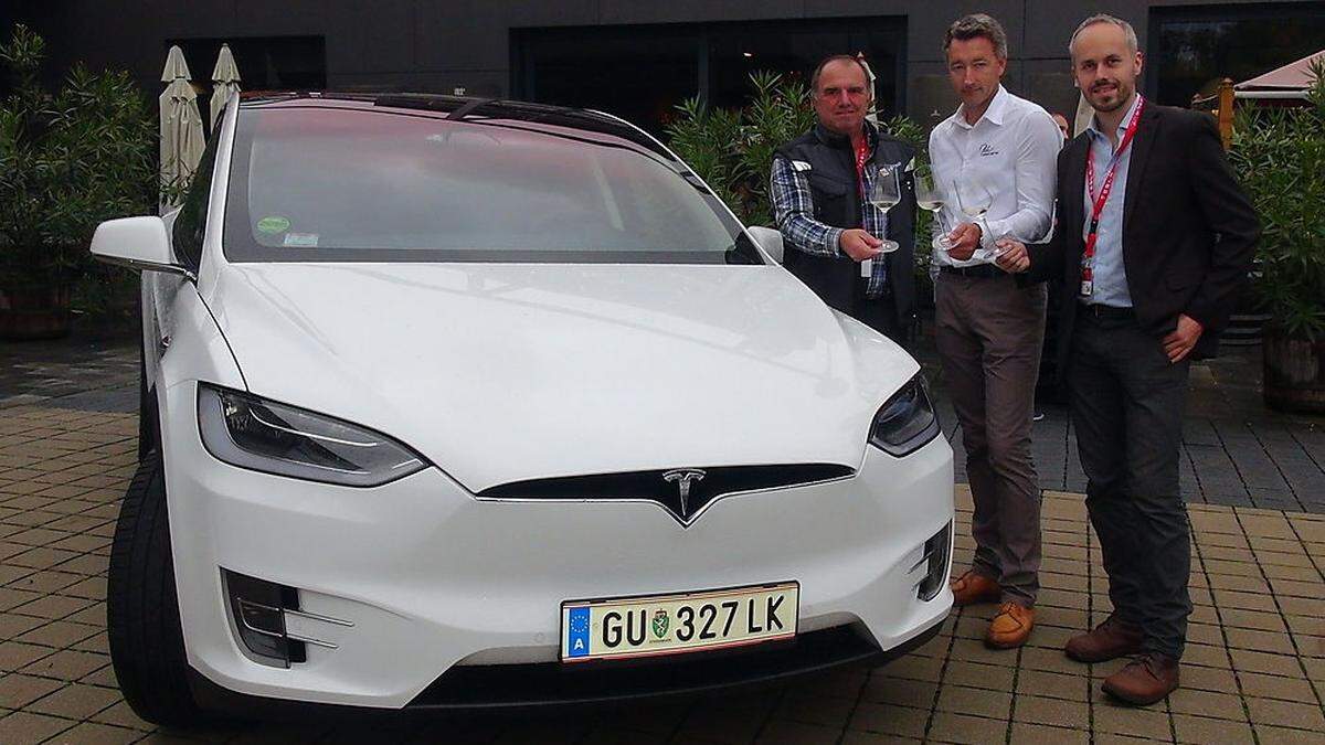 Auf die gelungene Tesla Silence Rallye 2017 stoßen (v.l.n.r.) Rallyeteilnehmer Florian Lugitsch, Peter Keller (Vinofaktur) und Rallye-Organisator Bernd Donner an