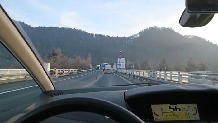 Vor dem Kollmanntunnel nach der Autobahnauffahrt Griffen in Richtung Wolfsberg beginnt die erste Baustelle und Tempo 60