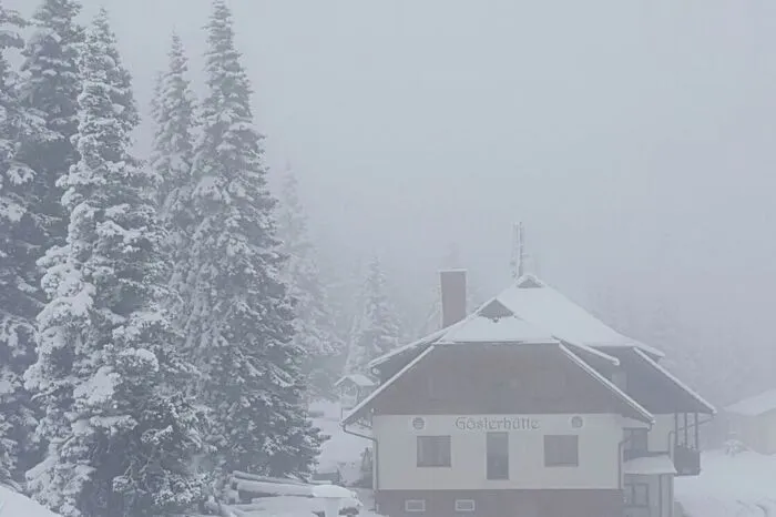 . . . schon bis Donnerstagmittag geschneit. Und es schneit noch weiter.