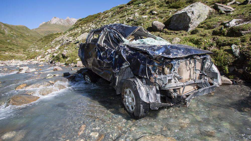 Das Fahrzeug stürzte rund 100 Meter über steiles Wiesengelände in den Arvenbach