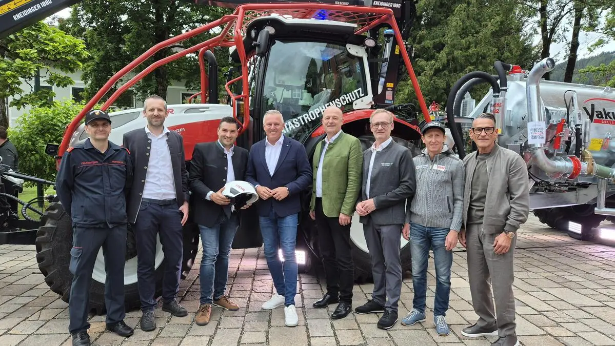 Stellten das Pilotprojekt in Schladming vor: Schladmings HBI Gerald Petter, Christoph Steinmassl und Florian Kirchhamer (beide Steyr Traktoren), LH Mario Kunasek, Bgm. Hermann Trinker, Andreas Keinprecht (TV Schladming-Dachstein) und die Fahrzeug-Paten Christian Hoffmann und Klaus Leutgeb