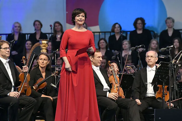 Moderatorin Katharina Stemberger 