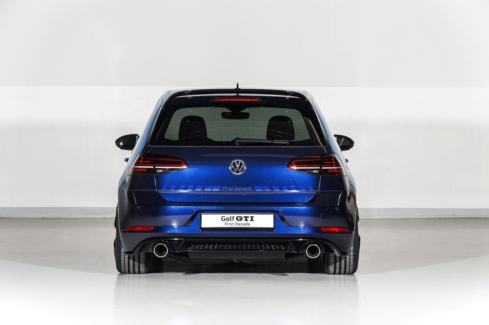 Der Clou an diesem VW ist aber nicht die Rekuperation, durch die die zwei Batterien im Fahrzeugheck aufgeladen werden können. Sondern die Art und Weise, wie man die einzelnen Modi ansteuern kann. Nämlich ganz modern über eine App von einem Tablet-PC oder via Mirror-Link über das Infotainment-Display im Cockpit.