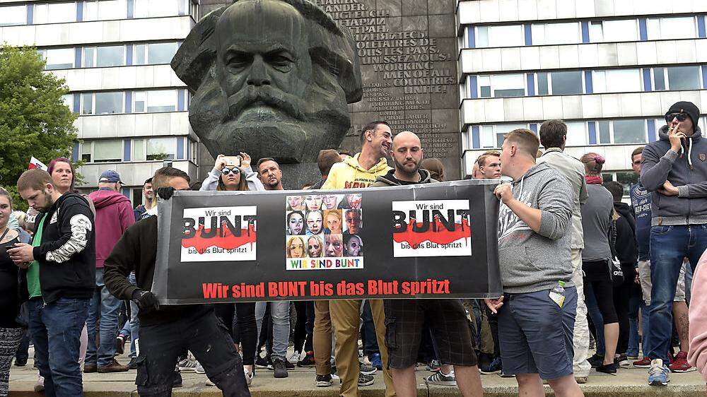 Die Stimmung in der Chemnitzer Innenstadt ist aggressiv, den Rechten und Wütenden gehört das Zentrum um die Büste von Karl Marx