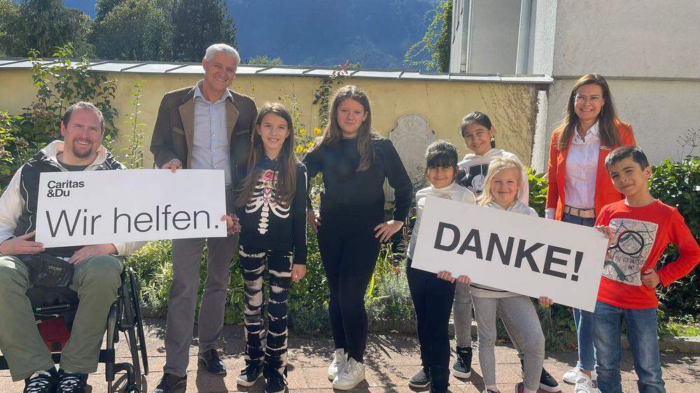 Unterstützen Kinder, um die Schule zu bewältigen: Kiwanis-Präsident Klaus Hössl, Past-Präsident Adolf Lackner sowie Roberta Striedinger von der Caritas Kärnten mit den begeisterten Kids (von links)                    