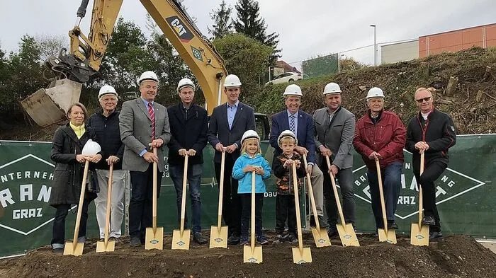 Spatenstich für Kindergarten Nummer Drei in Feldkirchen. Architekt Christoph Schmölzer (2 v. links), Bürgermeister Erich Gosch (4 v. r) und Vize Stefan Hermann (5 v.r)