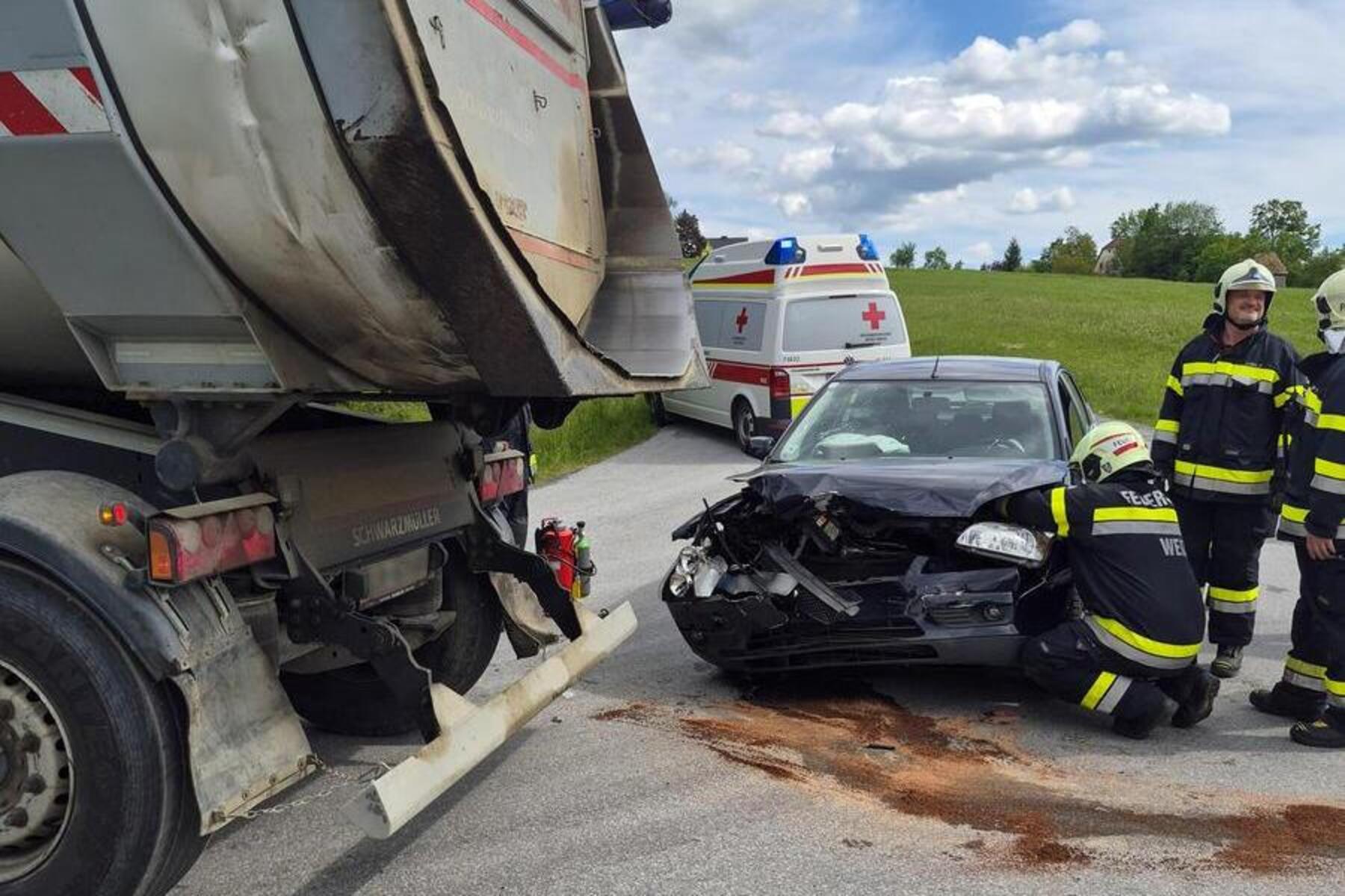 Mortantsch bei Weiz: Pkw kollidierte mit Lkw: 40-Jährige war mit dreijährigem Sohn unterwegs