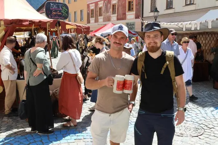Für ein buntes Bild sorgen auch die Händler aus nah und fern, die innerhalb der Mauern am Marktplatz feilschen. Ob Familien, Geschichtsinteressierte oder Mittelalterfans – das „Spectaculum“ bietet für alle ein abwechslungsreiches Programm und lässt die Vergangenheit auf eindrucksvolle Weise wieder aufleben. 