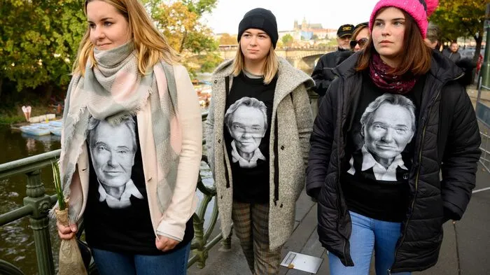 Der Tscheche Karel Gott war einer der größten Stars der Schlagerwelt. Anfang Oktober starb er im Alter von 80 Jahren. Am 11. Oktober nahmen Tausende Fans in Prag von ihm Abschied.