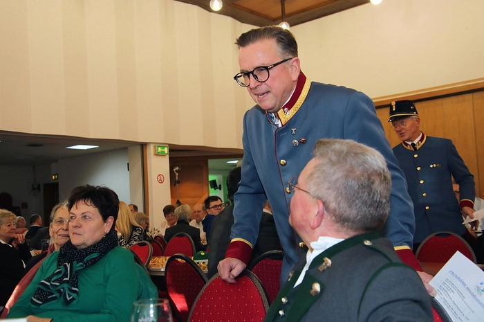 Musikvereins-Obmann Gerhard Puffing freute sich, unter anderem Bürgermeister und Musikvereins-Präsident Helmut Linhart, Vizebürgermeister Heimo Ortner, Pfarrer Hans Fuchs, den Bezirksobmann des Blasmusikkapellenverbandes Johann Edler, den Bezirkskapellmeister Andreas Angerer, sowie Abordnungen von zwölf Musikkapellen begrüßen zu können.