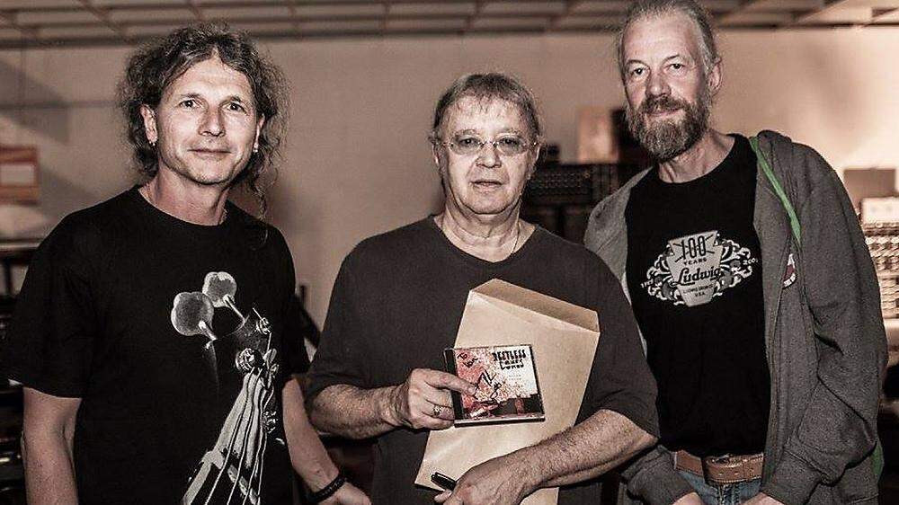 Petar Oppel und Sam Schlagenhaufen von Restless Bones überreichten Deep-Purple-Drummer Ian Paice (Mitte) ihr erstes Album