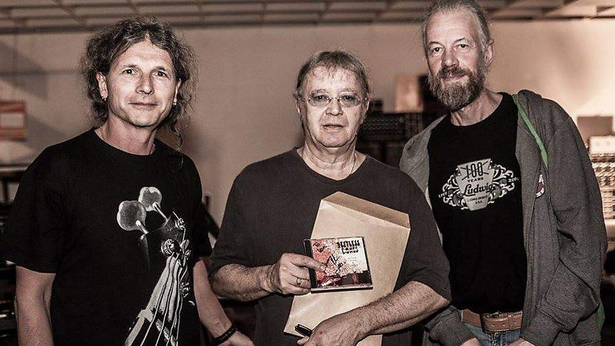 Petar Oppel und Sam Schlagenhaufen von Restless Bones überreichten Deep-Purple-Drummer Ian Paice (Mitte) ihr erstes Album