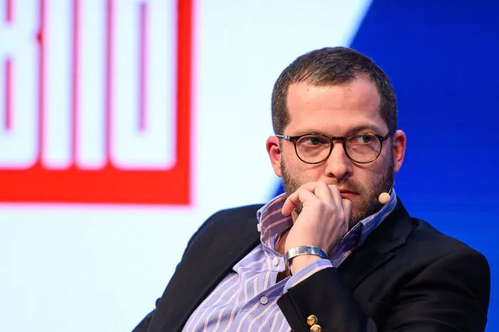 Als "Bild"-Chefredakteur liebte Julian Reichelt Skandale rund um prominente Personen. Auf das Aufhebens um seine eigene Person dürfte er hingegen nicht erpicht gewesen sein. Im Oktober wurde er mit sofortiger Wirkung seiner Position enthoben, von Unternehmensseite wurde ihm vorgeworfen, die Unwahrheit über persönliche Beziehungen zu Mitarbeiterinnen gesagt zu haben. Die Causa war schon im Frühjahr hochgekocht, damals bekannte sich der Axel-Springer-Konzern noch zum 41-Jährigen. Reichelts bittere persönliche Bilanz in einem "Zeit"-Interview: "Nach zwanzig Jahren loyaler Arbeit, zehn davon in Kriegsgebieten, wurde ich in zwanzig Minuten am Telefon entsorgt."