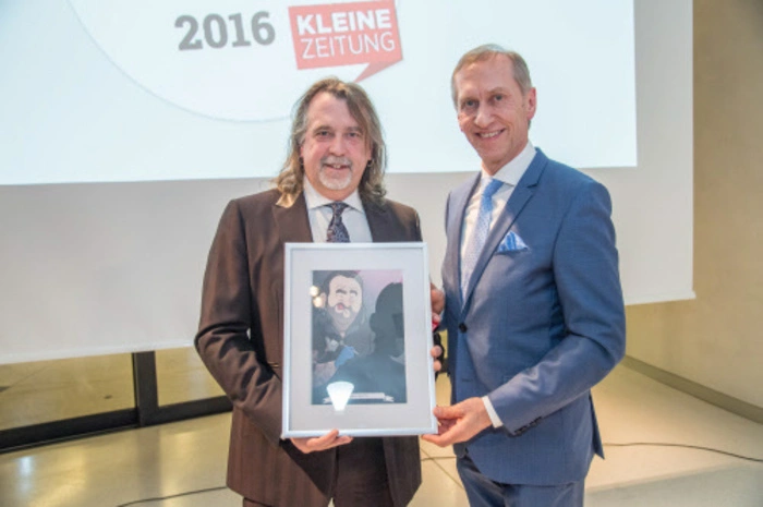 Tattoo-Künstler Mario Barth erhielt für sein soziales Engagement die meisten Stimmen unserer Leser. Rechts: AK-Präsident Josef Pesserl.