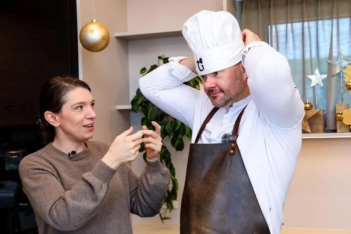 In der Schatzkiste findet man Buch, Kinderkochmütze, Kinderkochschürze, Pfannenwender (Holz) und das Gustavio Zaubergewürz.