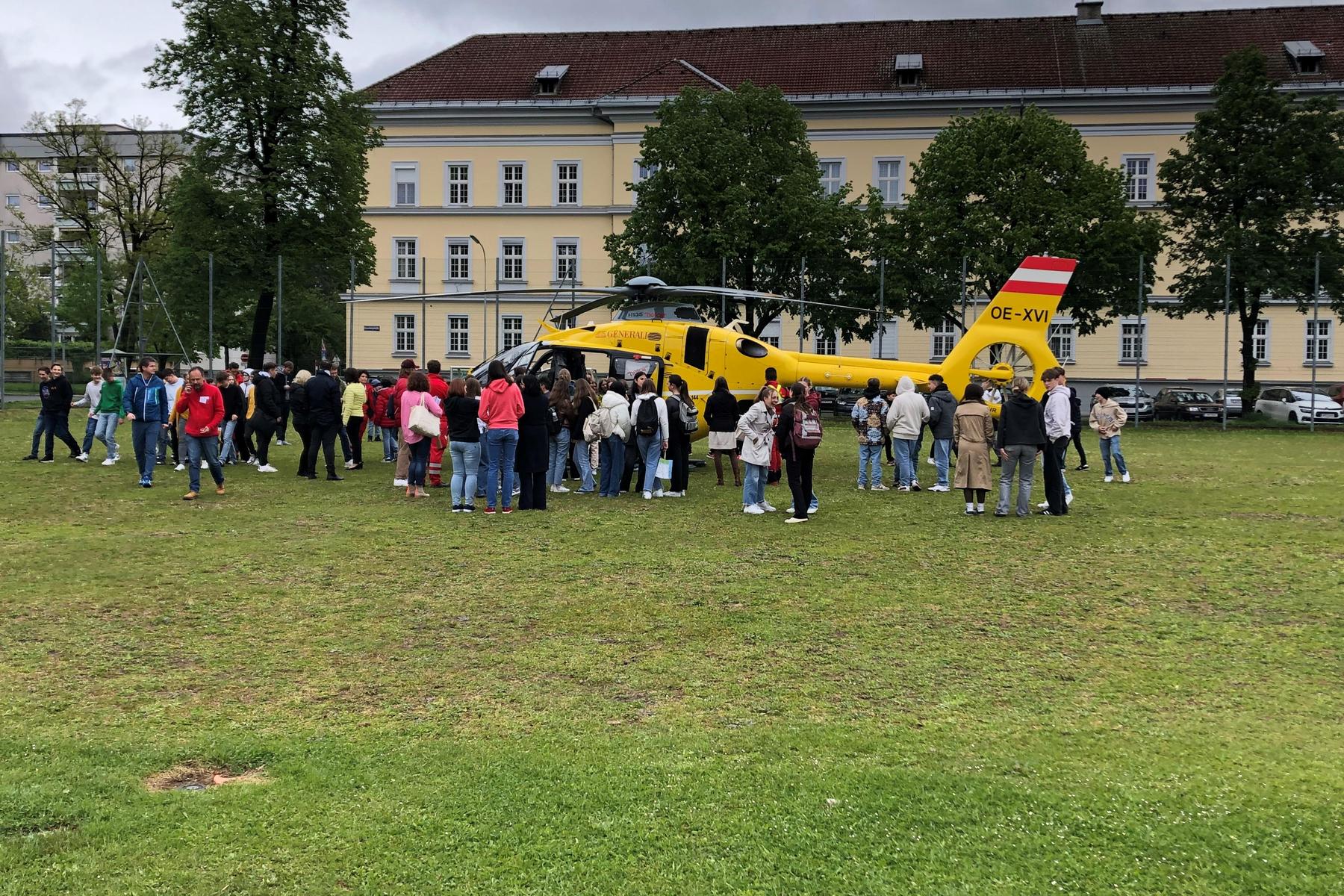 Auf Schul-Sportplatz: Rettungshubschrauber landete mitten in der Klagenfurter Innenstadt