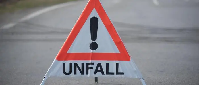Ein Verkehrsdreieck mit der Aufschrift „Unfall“