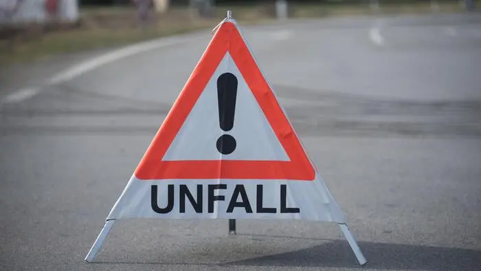Ein Verkehrsdreieck mit der Aufschrift „Unfall“