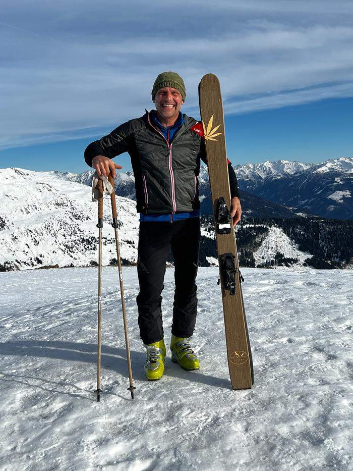 Michael Halbfurter mit seinen Hanf-Skiern