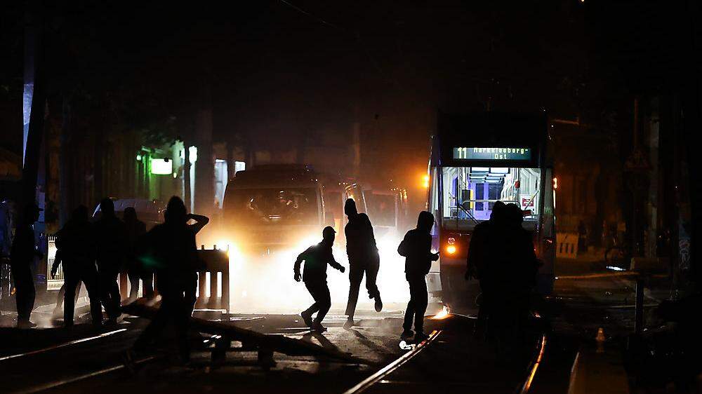 Gegen 01.30 Uhr hielten mehrere Menschen eine Straßenbahn an und besprühten sie mit Graffit