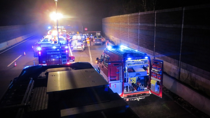 Ein Lenker verlor aus bisher unbekannter Ursache die Kontrolle über sein Fahrzeug und prallte frontal gegen den Aufpralldämpfer eines aufgelassenen Autobahnparklatzes.