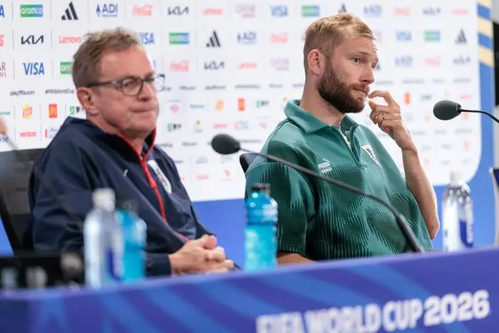 ÖFB-Teamchef Ralf Rangnick mit Konrad Laimer bei der Pressekonferenz