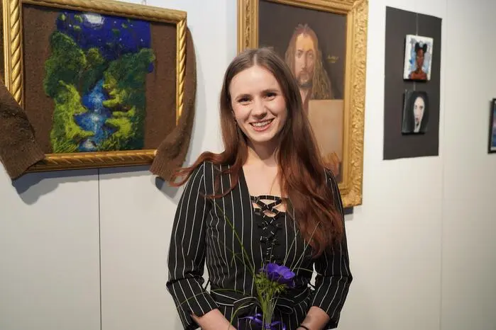 vorgestellt und stellen aus.  Pinselstriche, bunte Meisterwerke in Acryl, sogar Gefilztes warten im Kunsthaus auf die Besucherinnen und Besucher. 