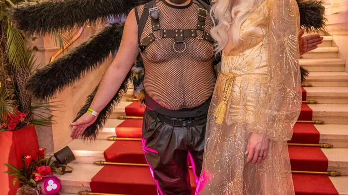 Organisator Joe Niedermayer posiert mit Dragqueen Gloria Hole auf dem roten Teppich